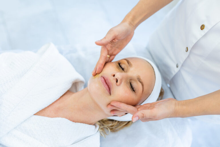 שיווק דיגיטלי לקוסמטיקאית - אישה מבקרת אצל הקוסמטיקיאית